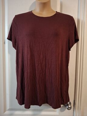 24/7 By Maurices NWOT 1X Classic Women's Crewneck Tee in Burgundy